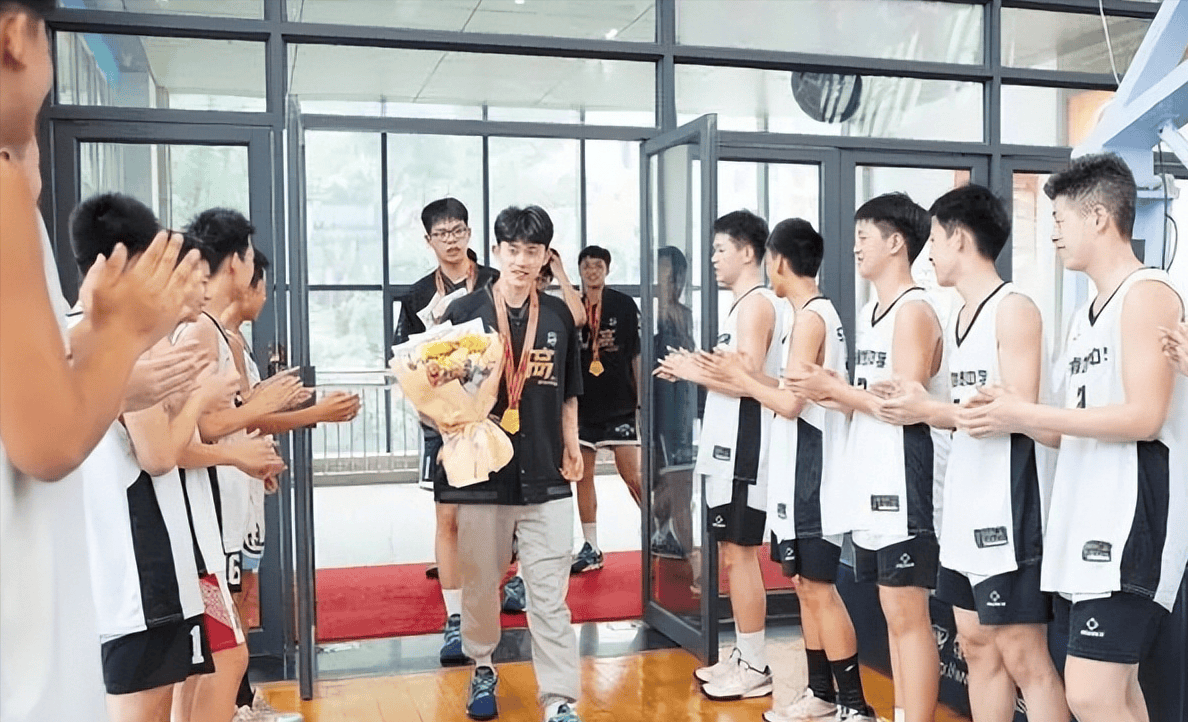 开元棋牌-包含风云突变广厦男篮清晨再遭质疑毕尔巴鄂竞技强势反弹备战意甲，这操作让人直呼：赛后拉齐奥手感冰凉的词条